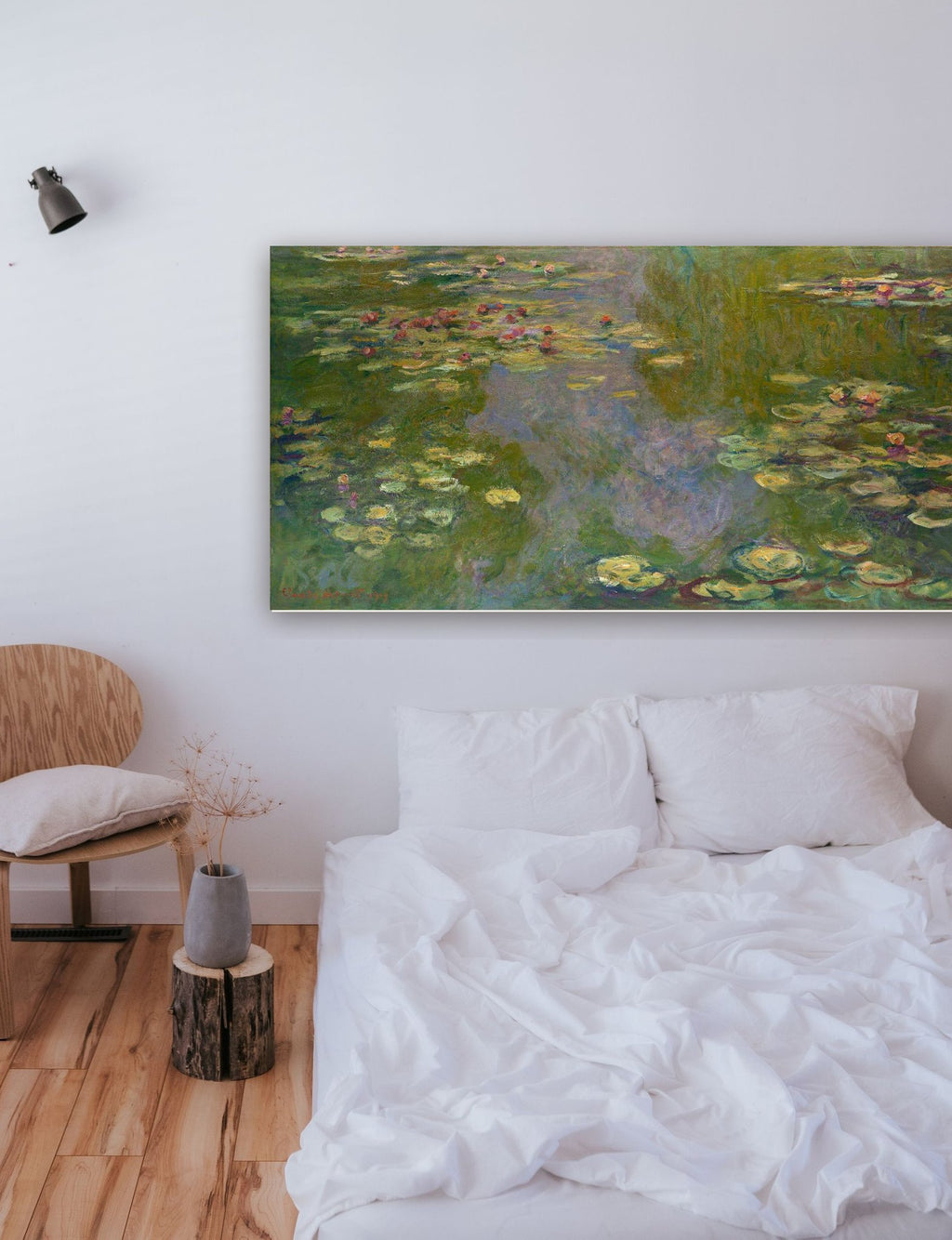 Lírios D’água (1919) de Claude Monet na parede de um quarto