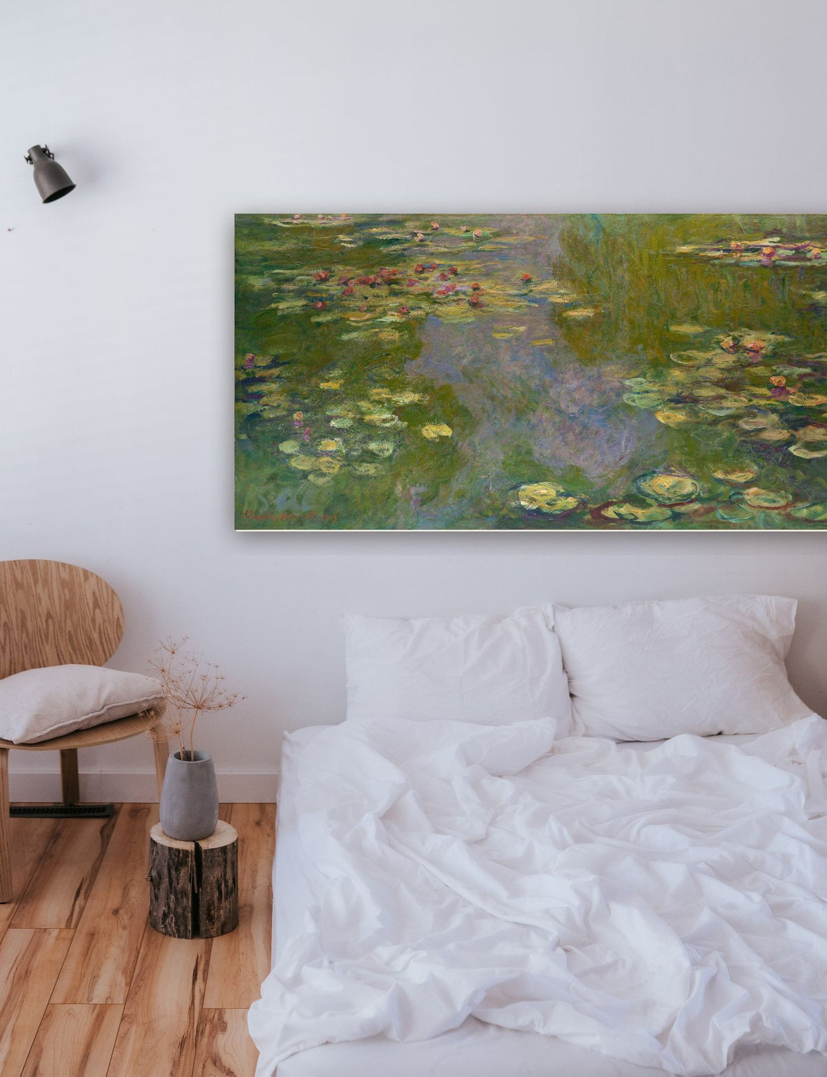 Lírios D’água (1919) de Claude Monet na parede de um quarto