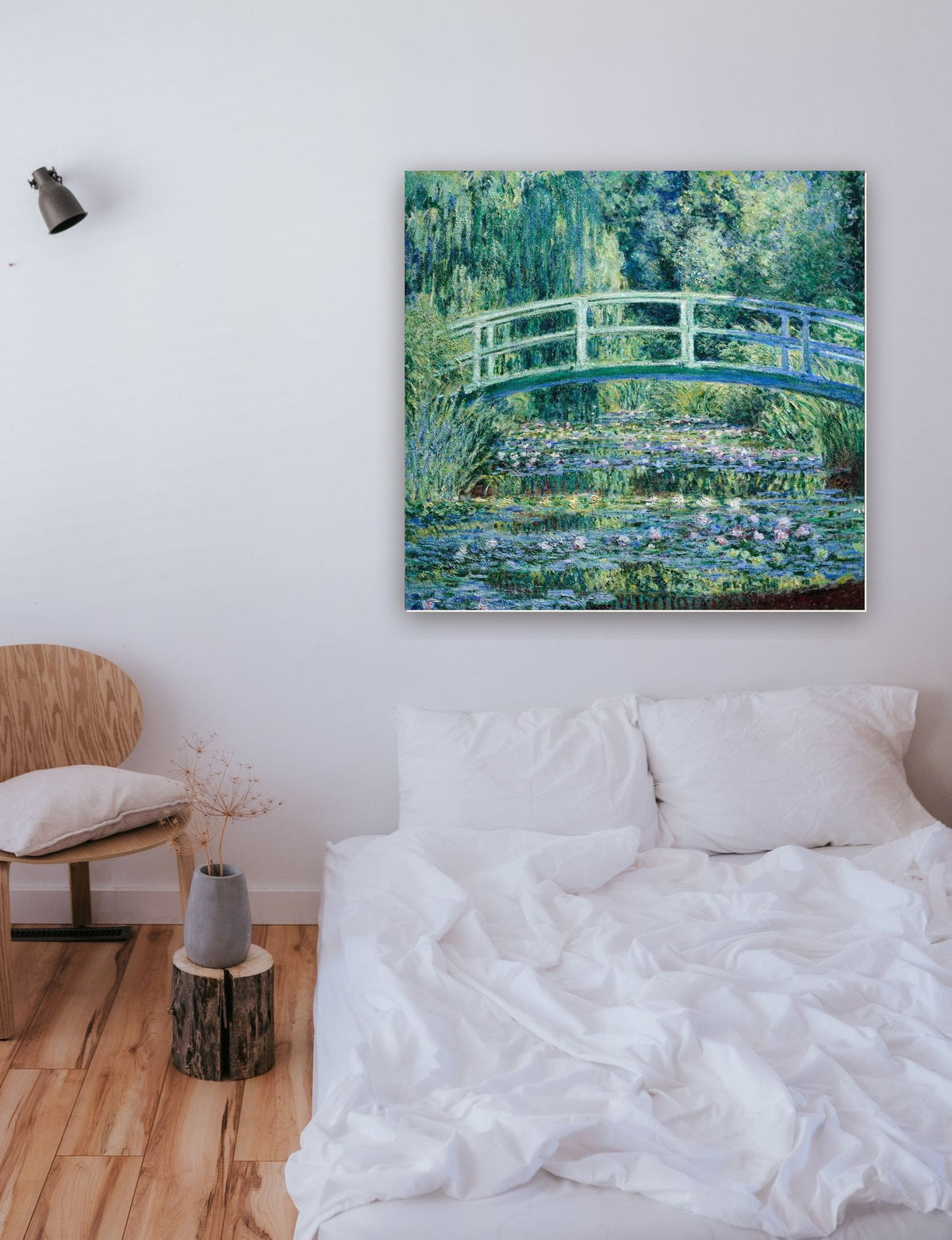 Lírios e a Ponte Japonesa de Claude Monet na parede de um quarto