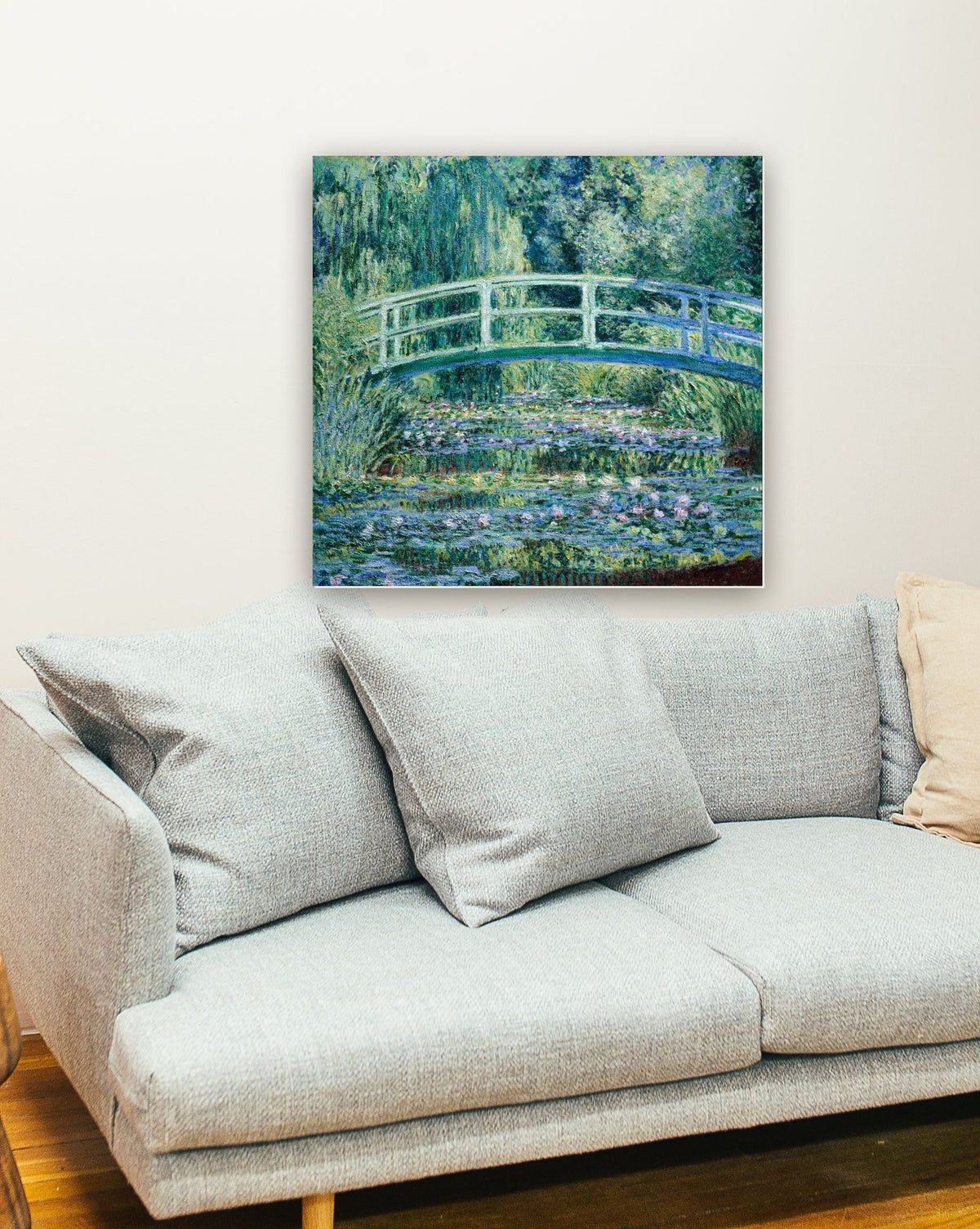 Lírios e a Ponte Japonesa de Claude Monet na parede de uma sala