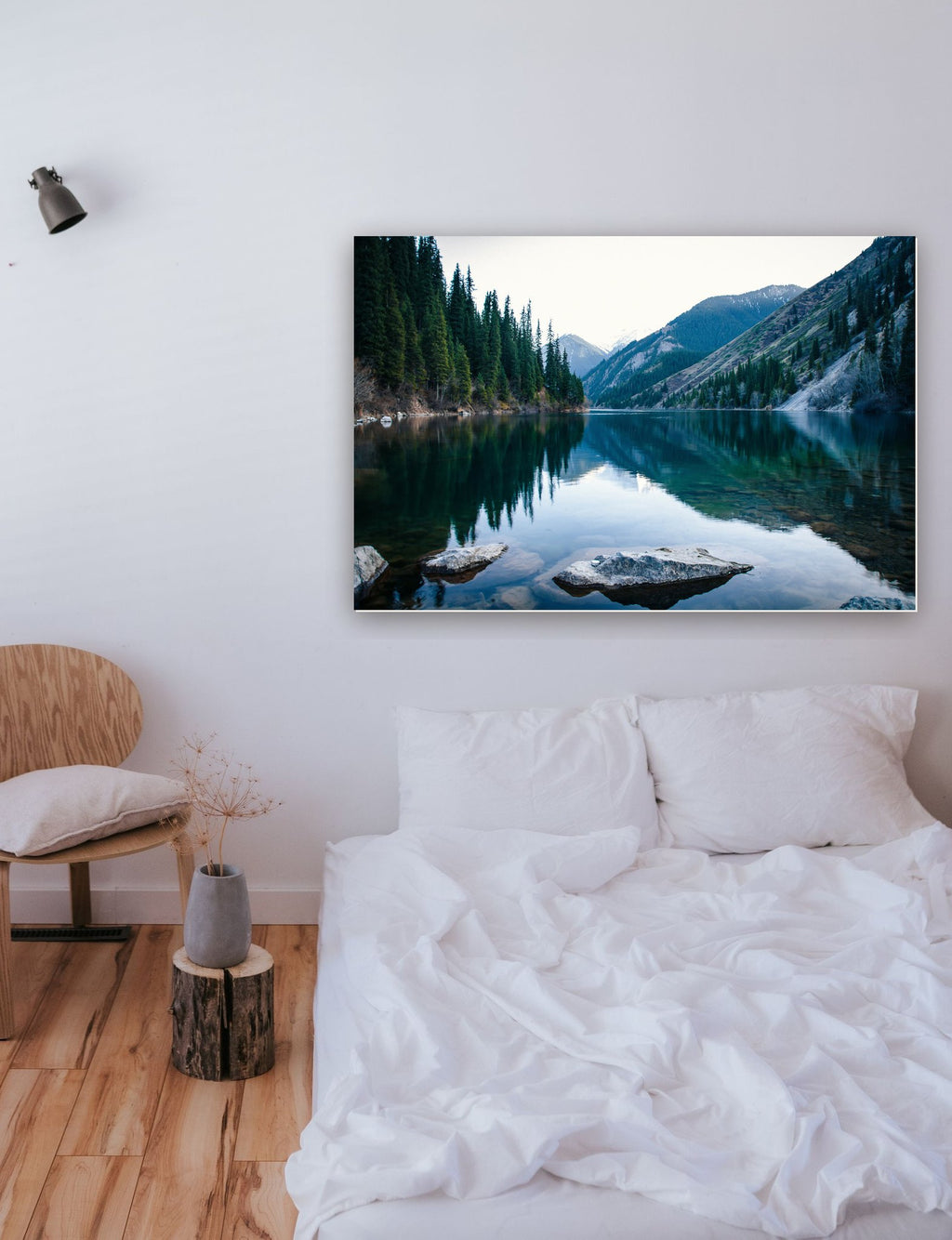 Montanha azul com árvores verdes na parede de um quarto