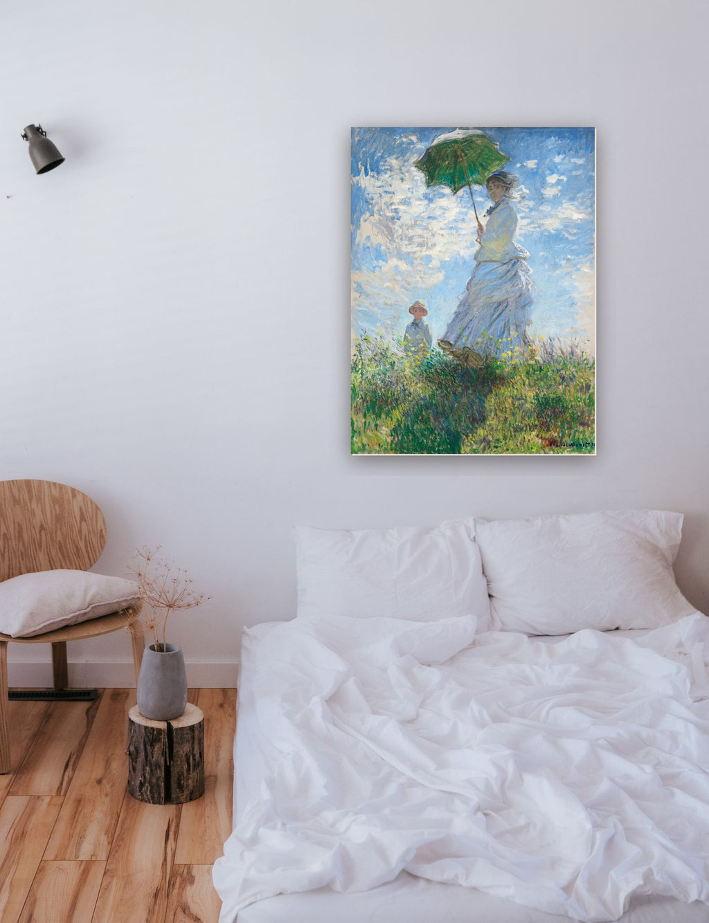 Mulher com Sombrinha (1875) de Monet na parede de um quarto