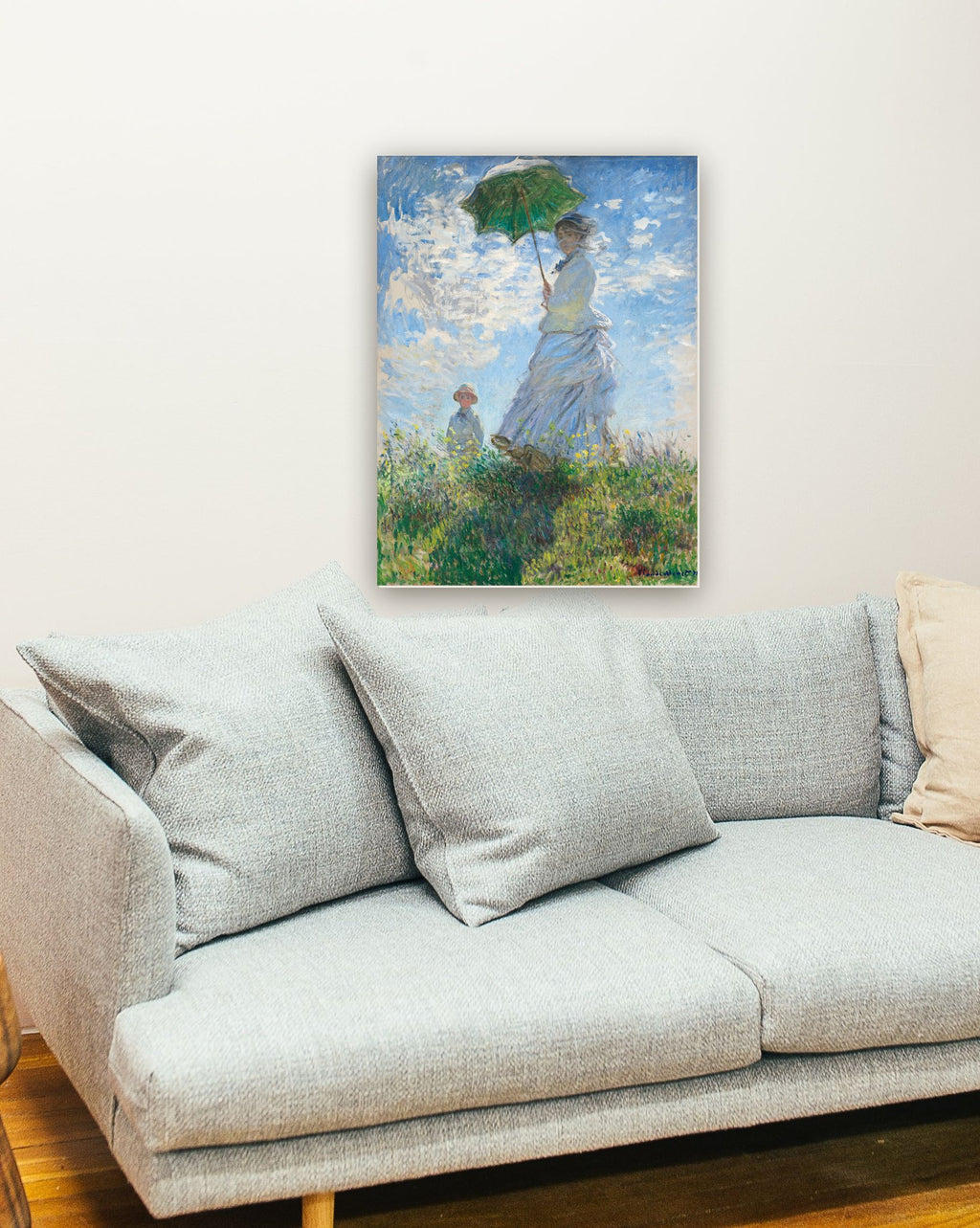Mulher com Sombrinha (1875) de Monet na parede de uma sala