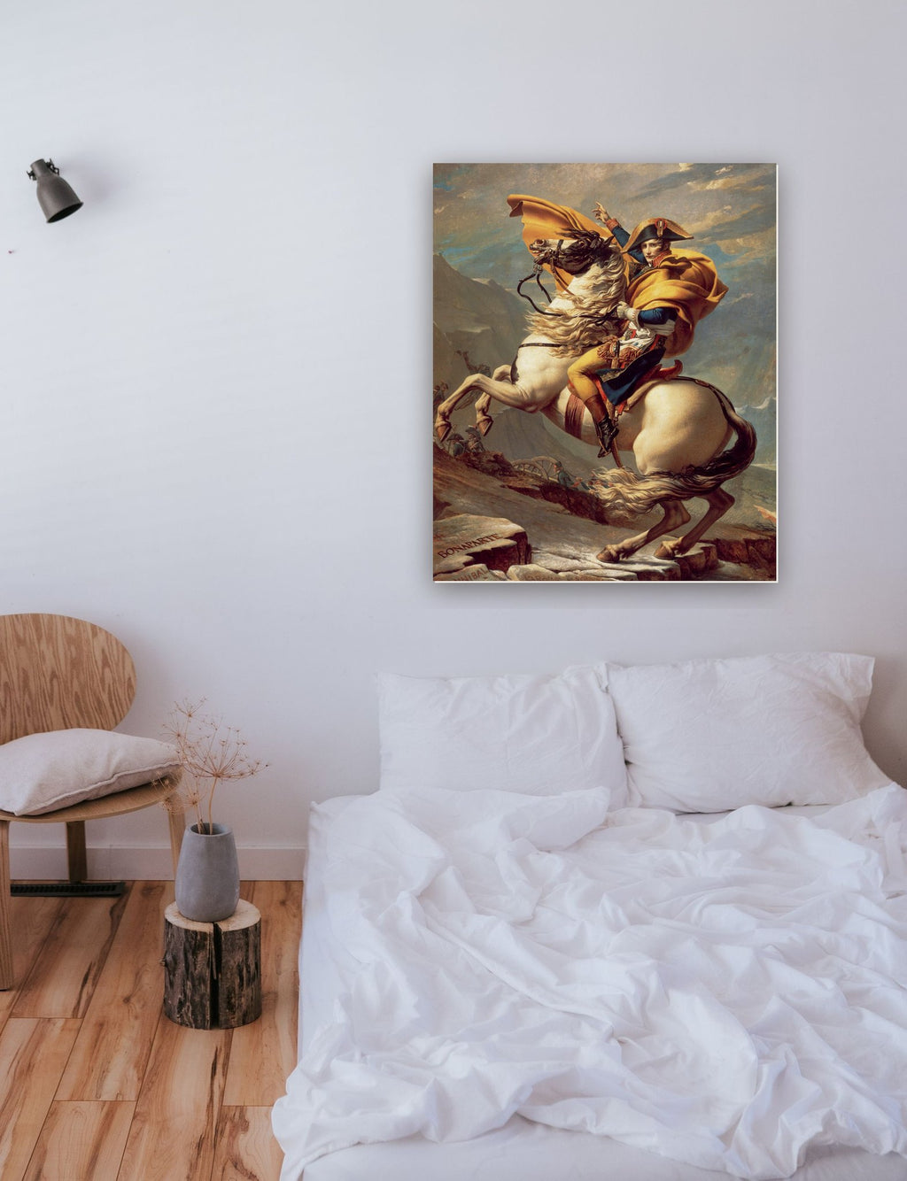 Napoleão Cruzando os Alpes de Jacques-Louis David na parede de um quarto