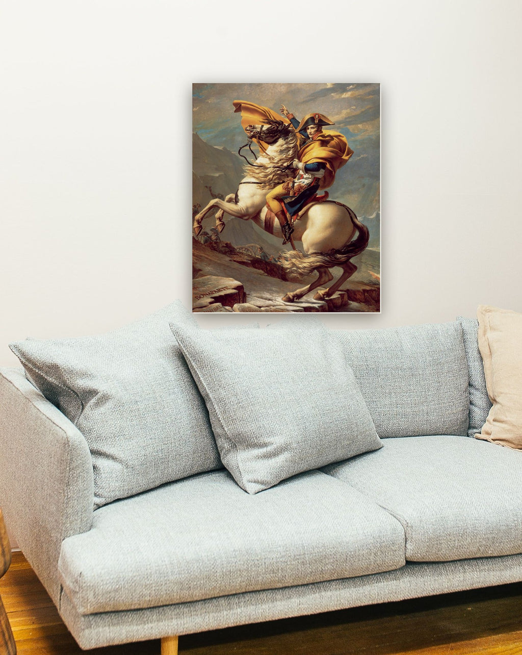 Napoleão Cruzando os Alpes de Jacques-Louis David na parede de uma sala