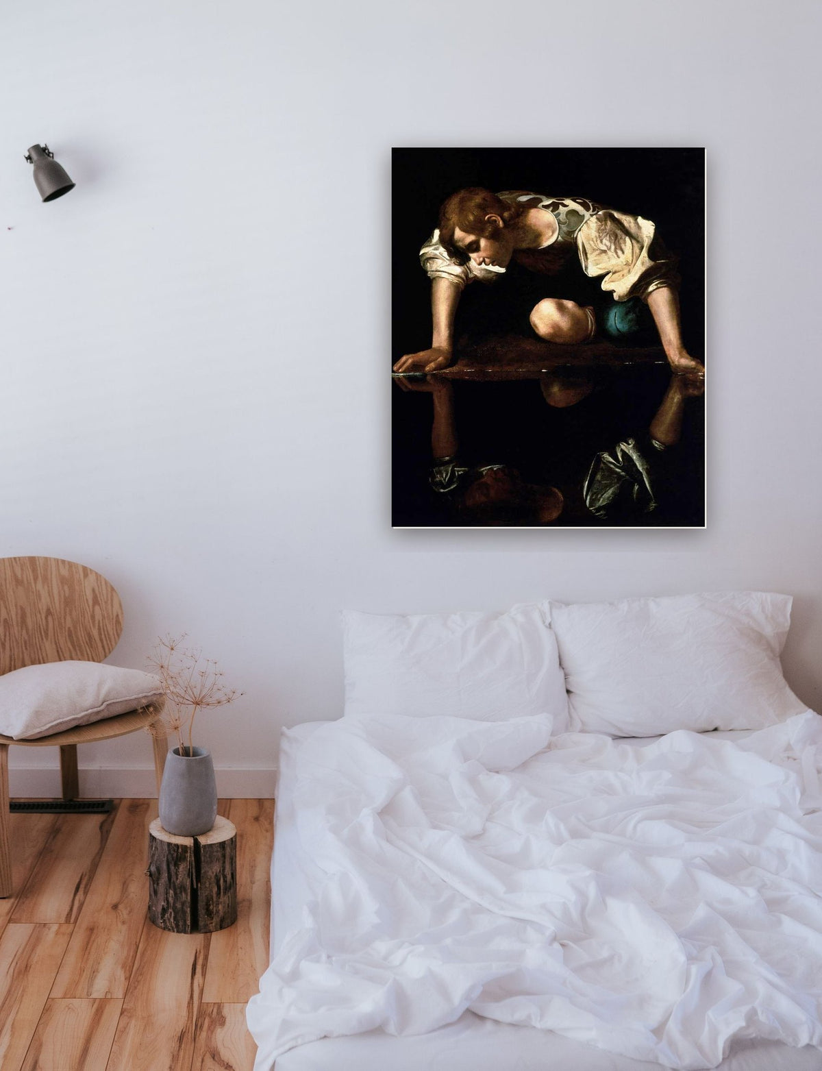 Narciso (1597) de Caravaggio na parede de um quarto