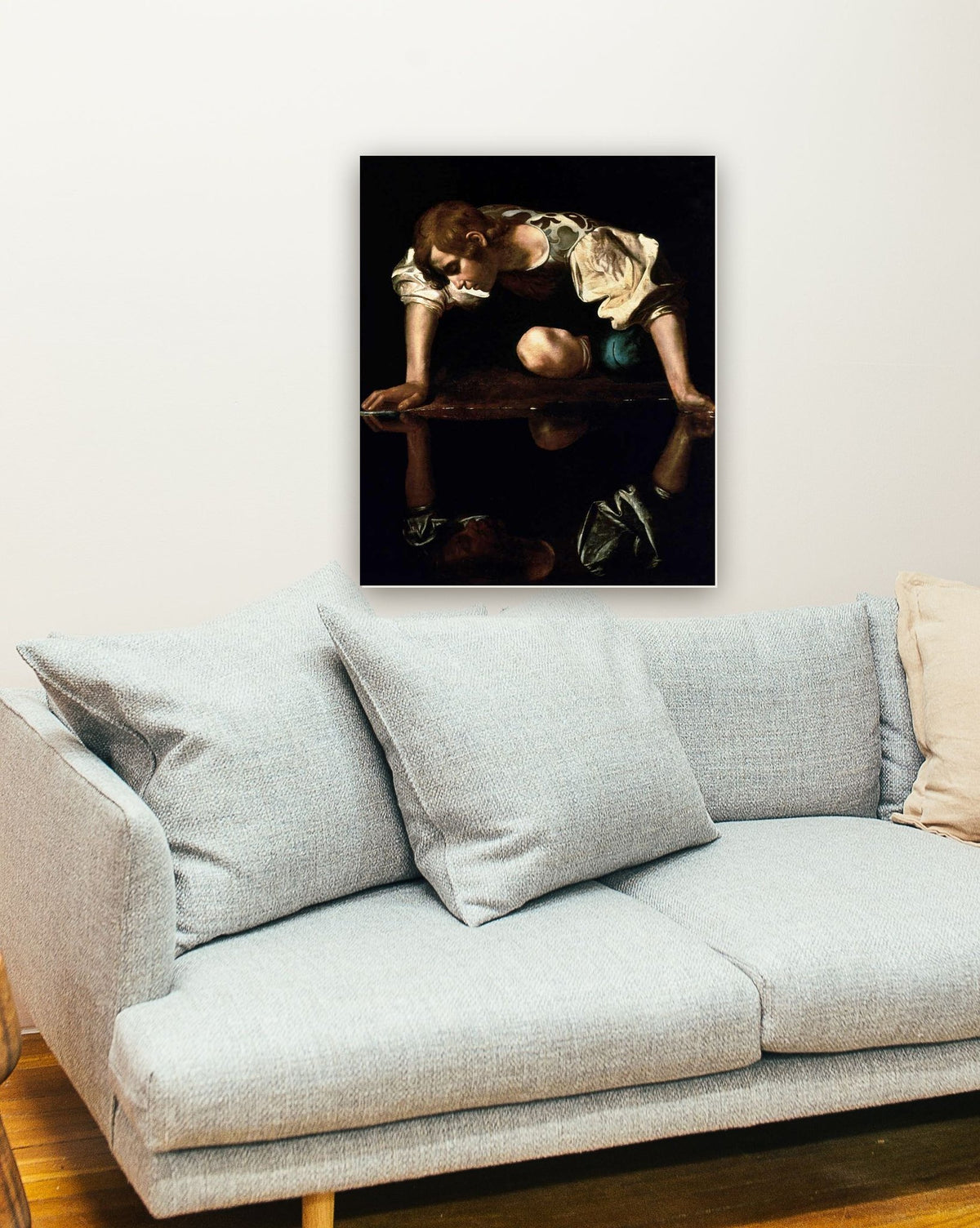Narciso (1597) de Caravaggio na parede de uma sala
