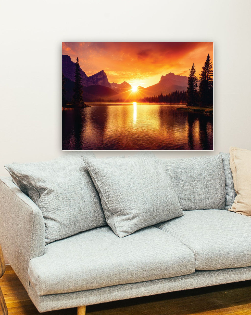 Nascer do sol sobre o lago na parede de uma sala