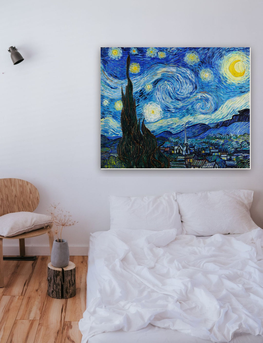 Noite Estrelada de Vincent van Gogh na parede de um quarto