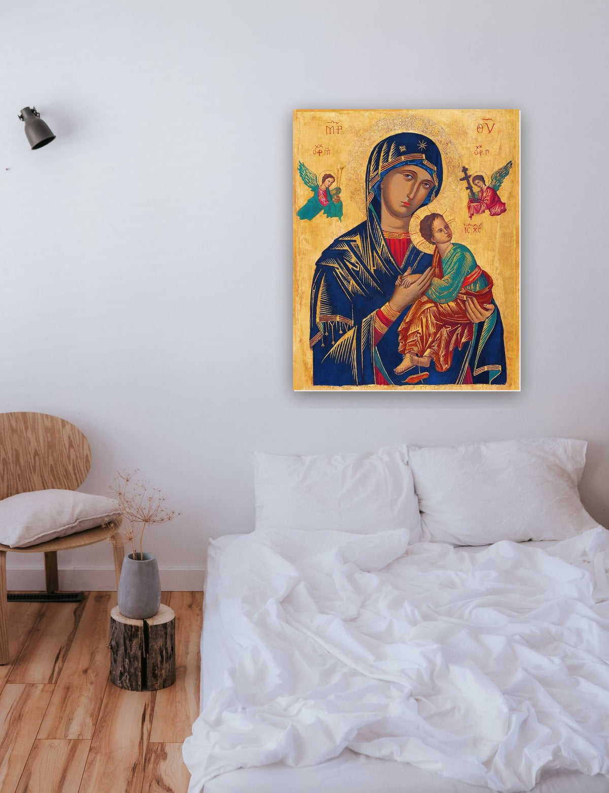 Nossa Senhora do Perpétuo Socorro na parede de um quarto