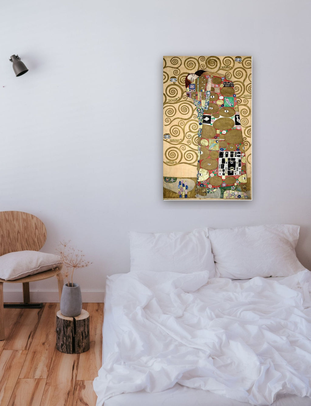 O Abraço de Gustav Klimt na parede de um quarto