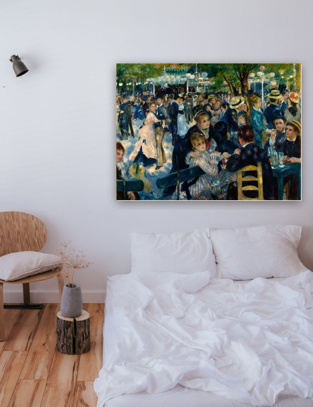 O Baile em Moulin de la Galette de Pierre-Auguste Renoir na parede de um quarto