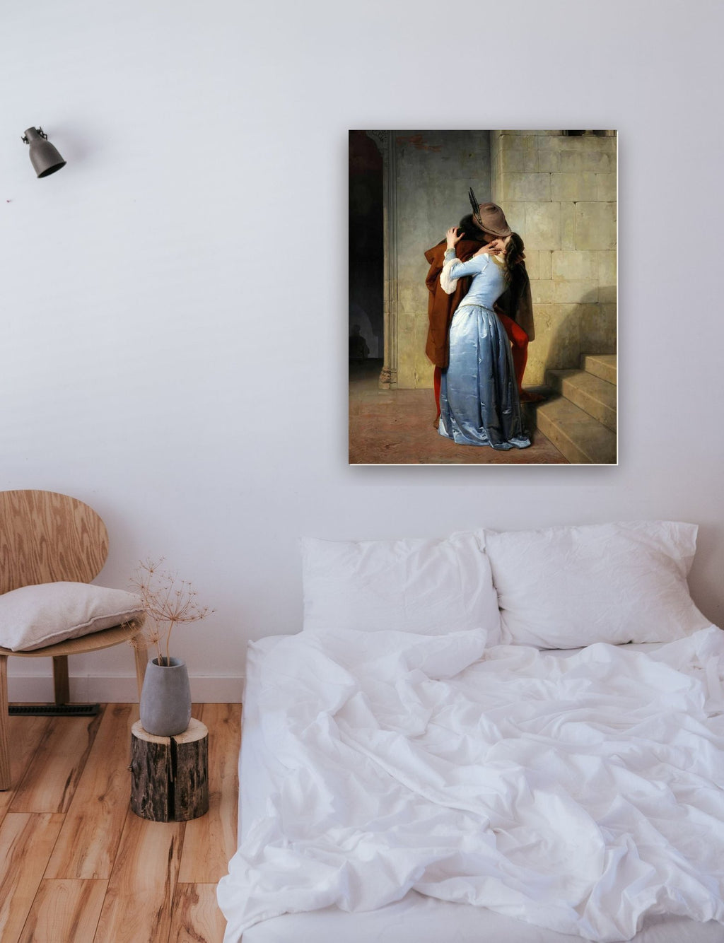 O Beijo (1859) de Francesco Hayez na parede de um quarto