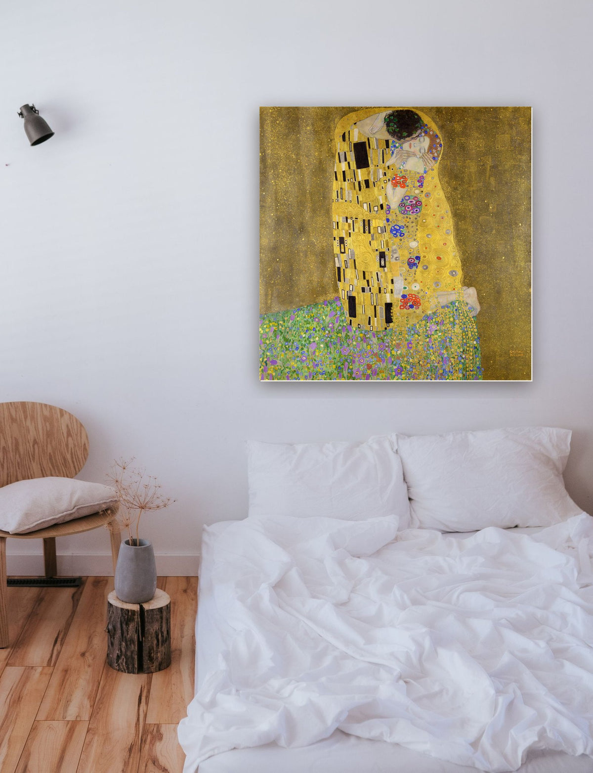 O Beijo de Gustav Klimt na parede de um quarto