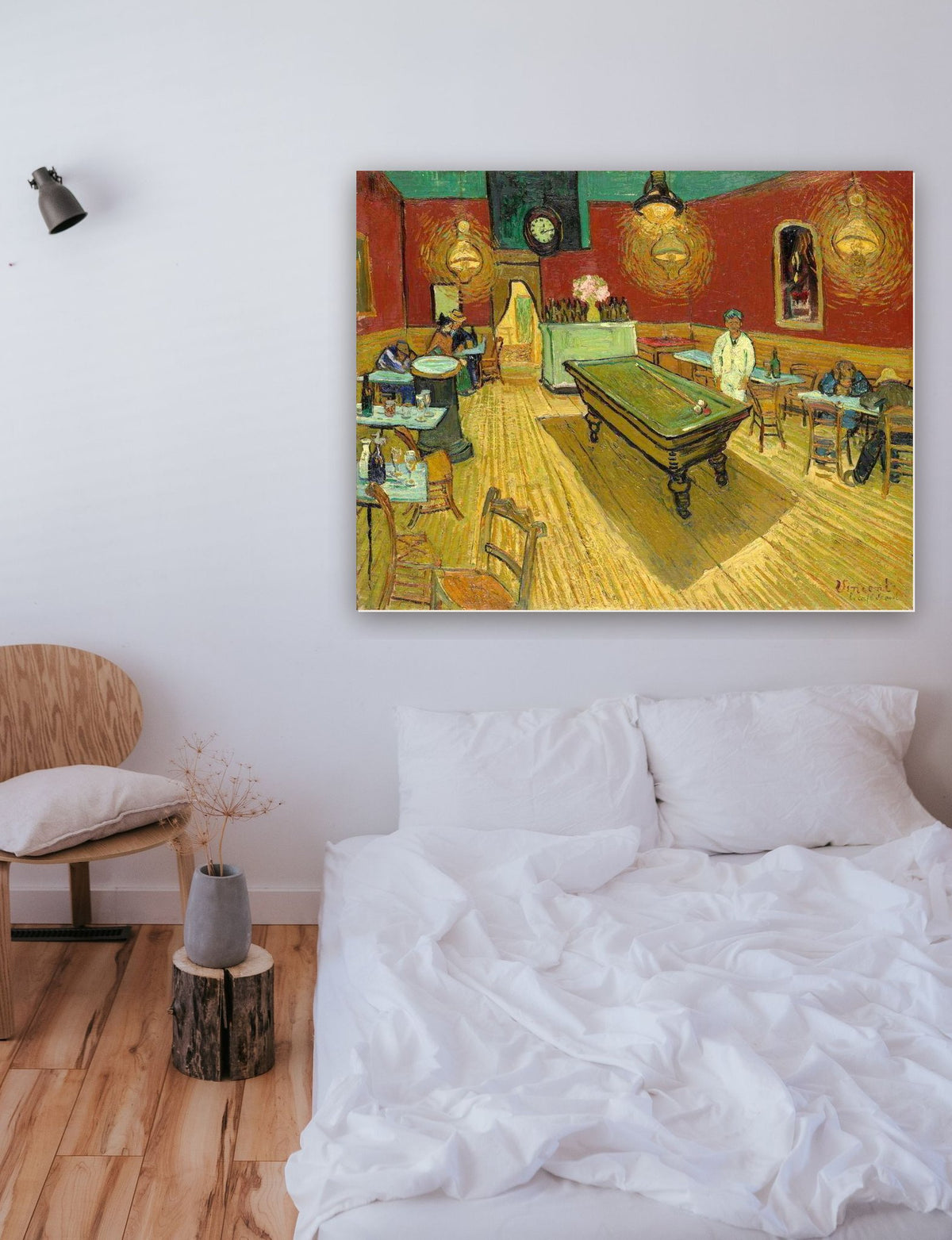 O Café à Noite de Vincent van Gogh na parede de um quarto