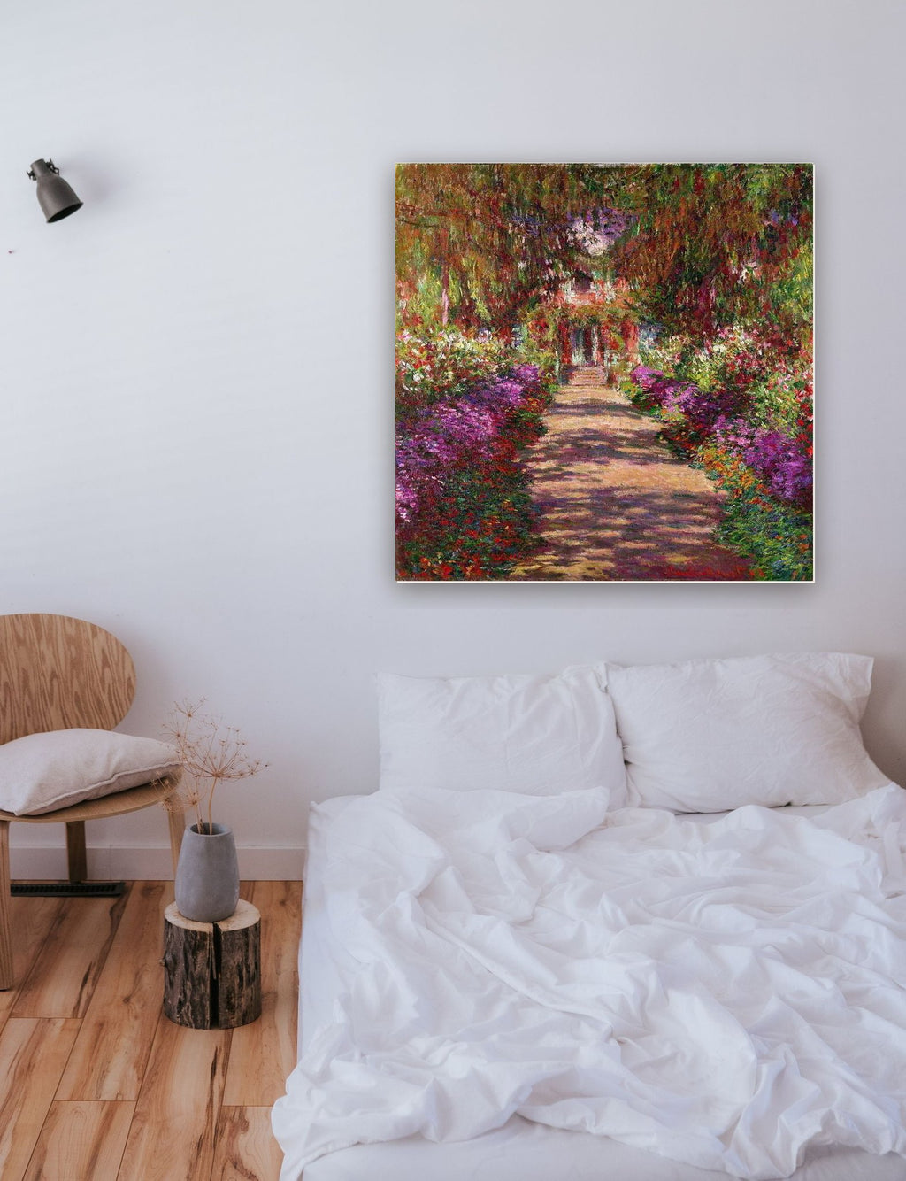 O Caminho do Jardim de Monet de Claude Monet na parede de um quarto
