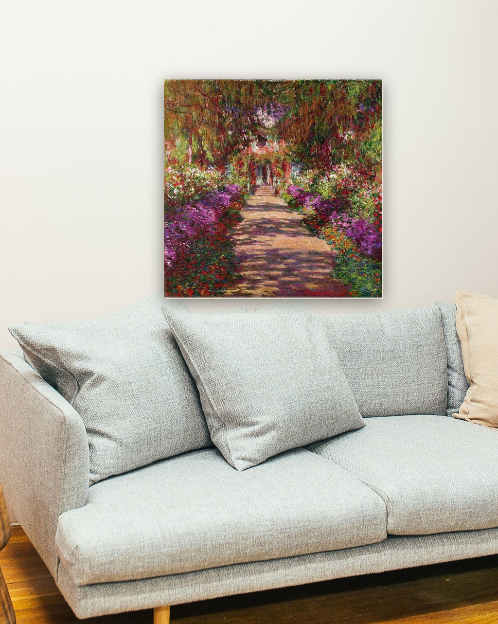 O Caminho do Jardim de Monet de Claude Monet na parede de uma sala