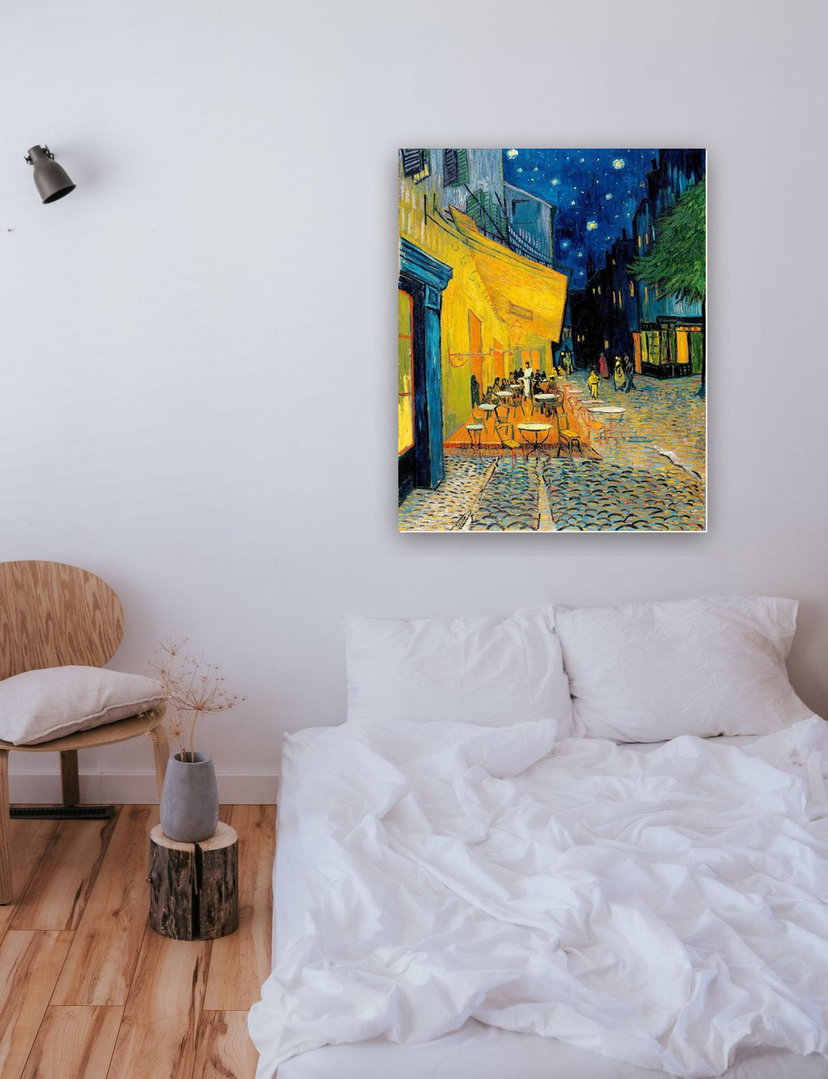 O Terraço do Café à Noite de Vincent van Gogh na parede de um quarto