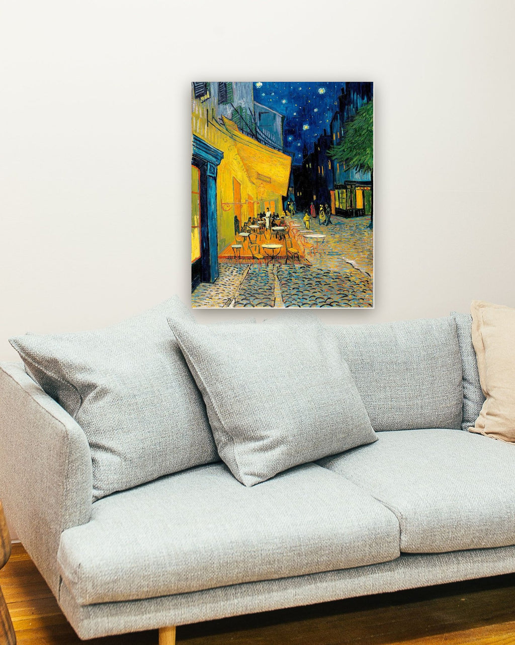 O Terraço do Café à Noite de Vincent van Gogh na parede de uma sala