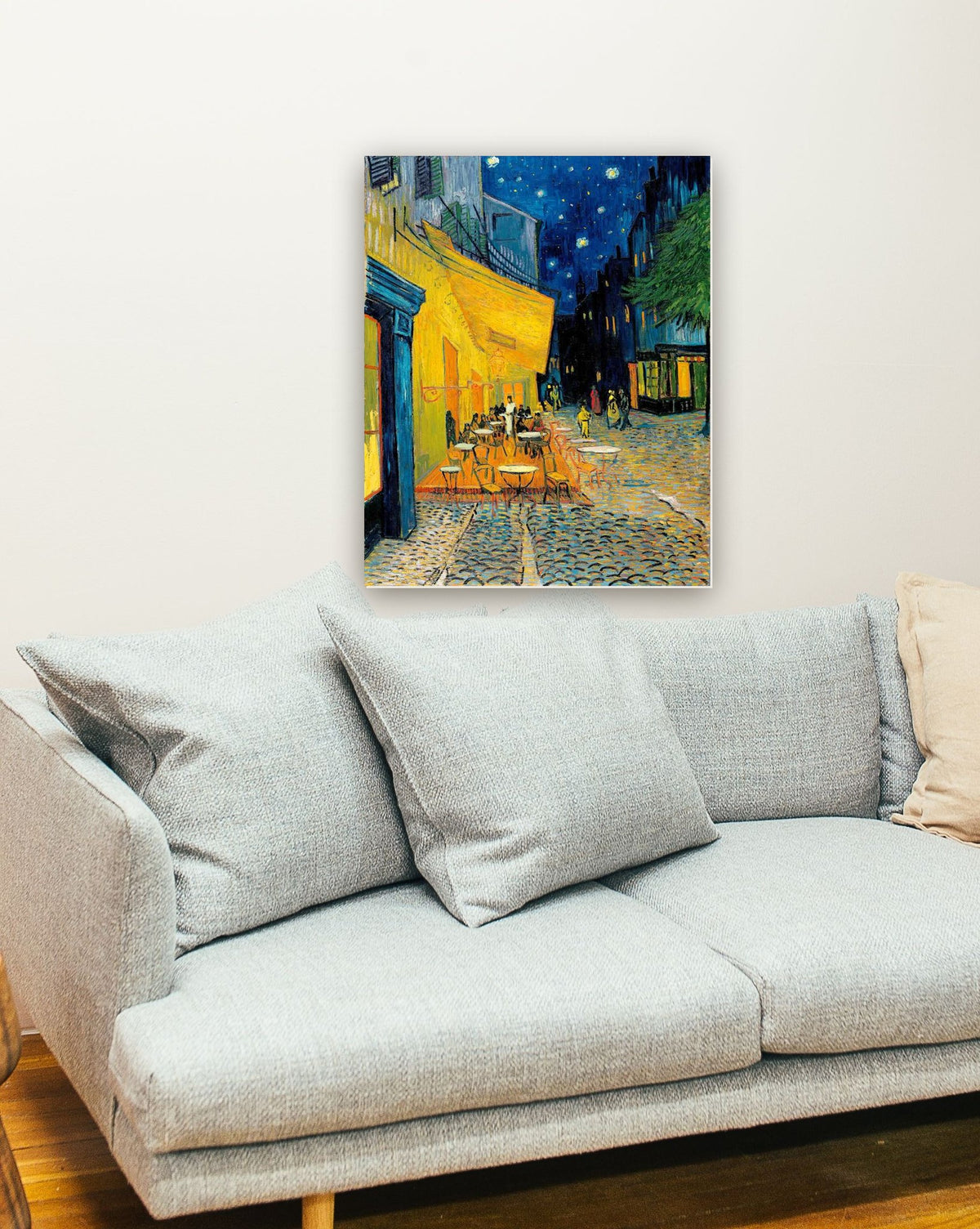 O Terraço do Café à Noite de Vincent van Gogh na parede de uma sala