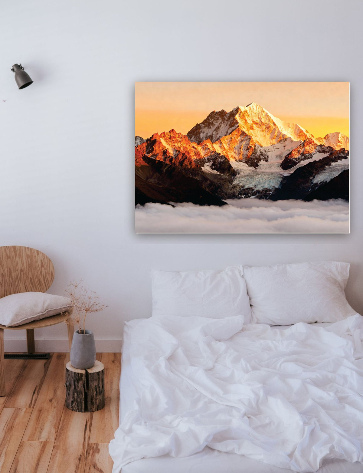 Pico nevado iluminado pelo nascer do sol na parede de um quarto