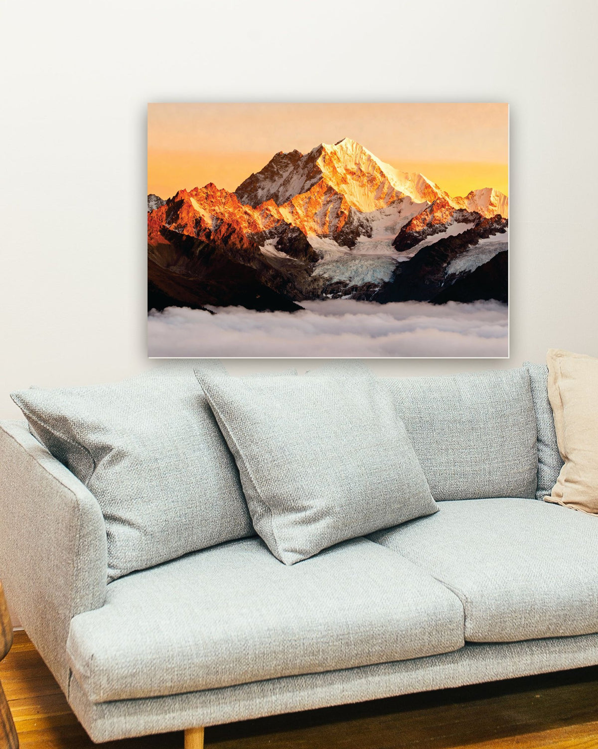Pico nevado iluminado pelo nascer do sol na parede de uma sala