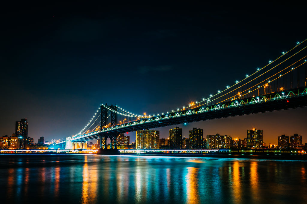 Ponte de Manhattan à noite, vista do Brooklyn Bridge Park