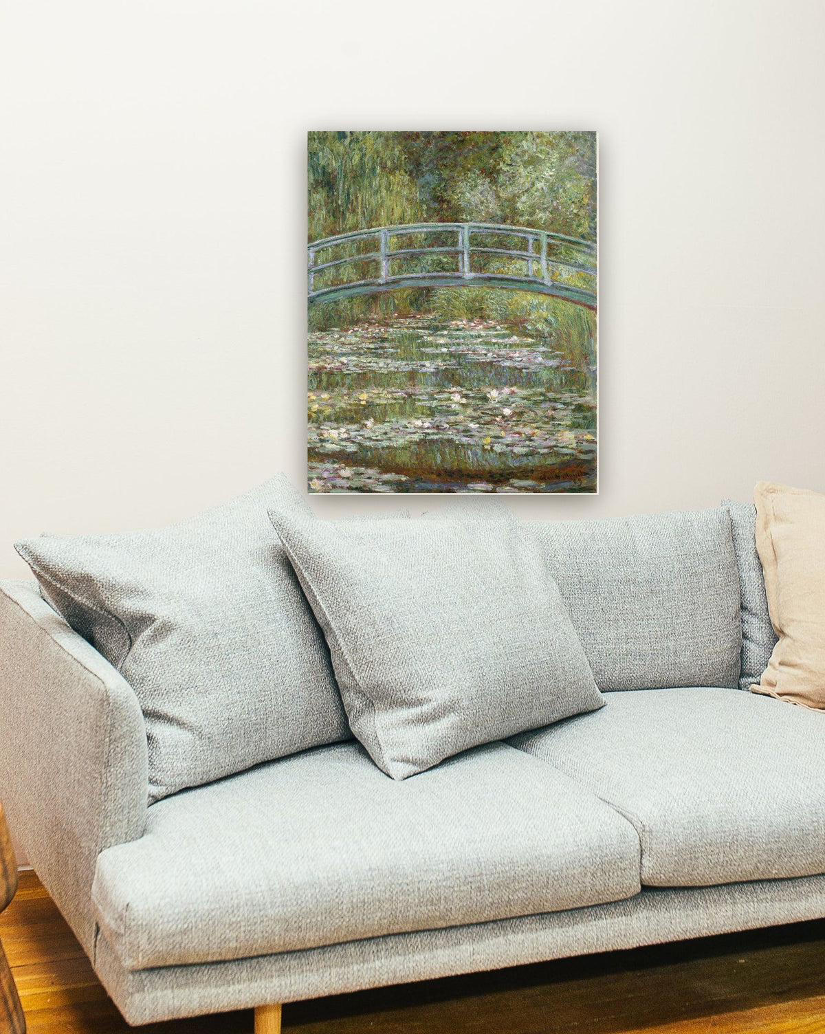 Ponte Sobre o Lago de Lírios D’água de Claude Monet na parede de uma sala