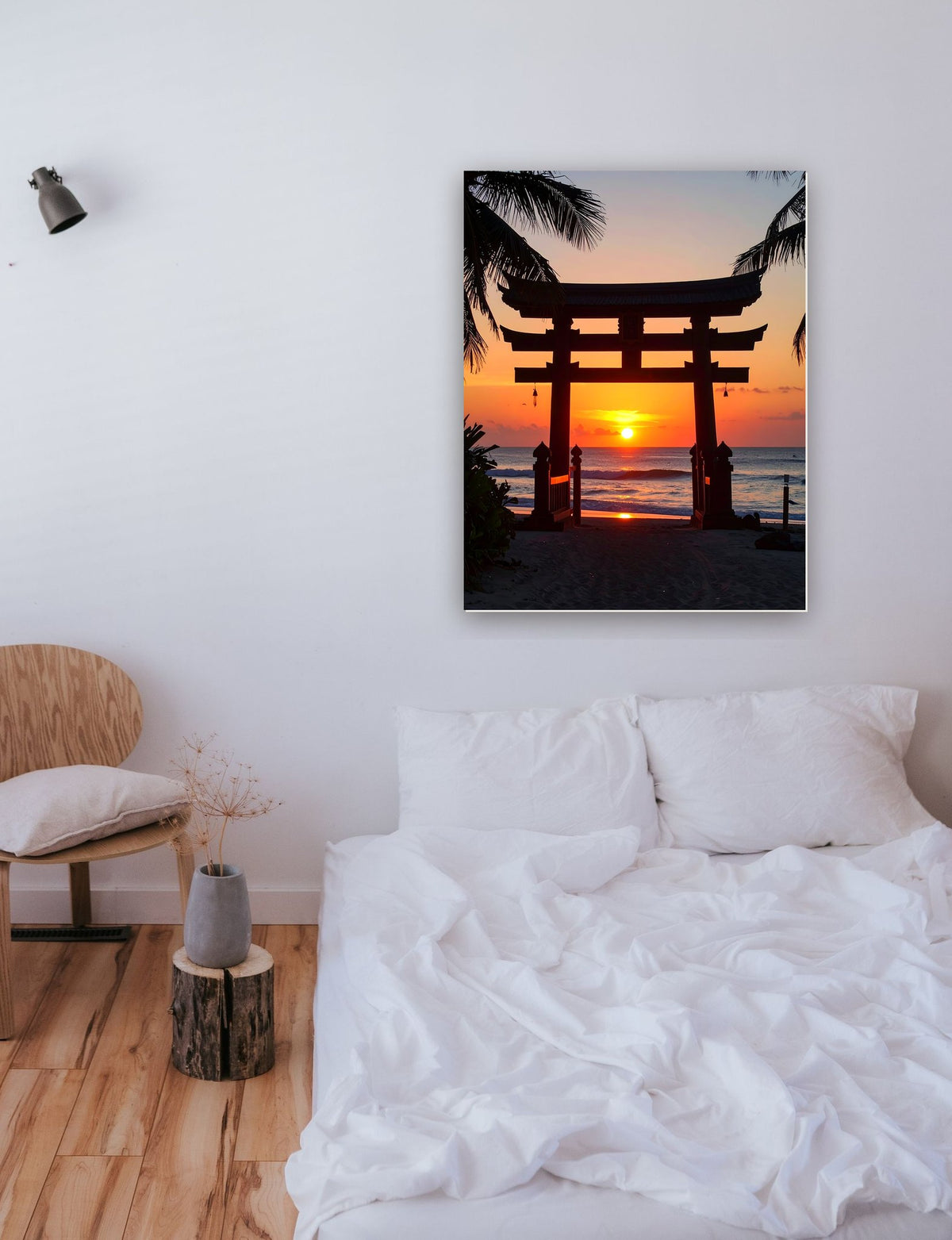Portão torii tradicional japonês ao pôr do sol na parede de um quarto