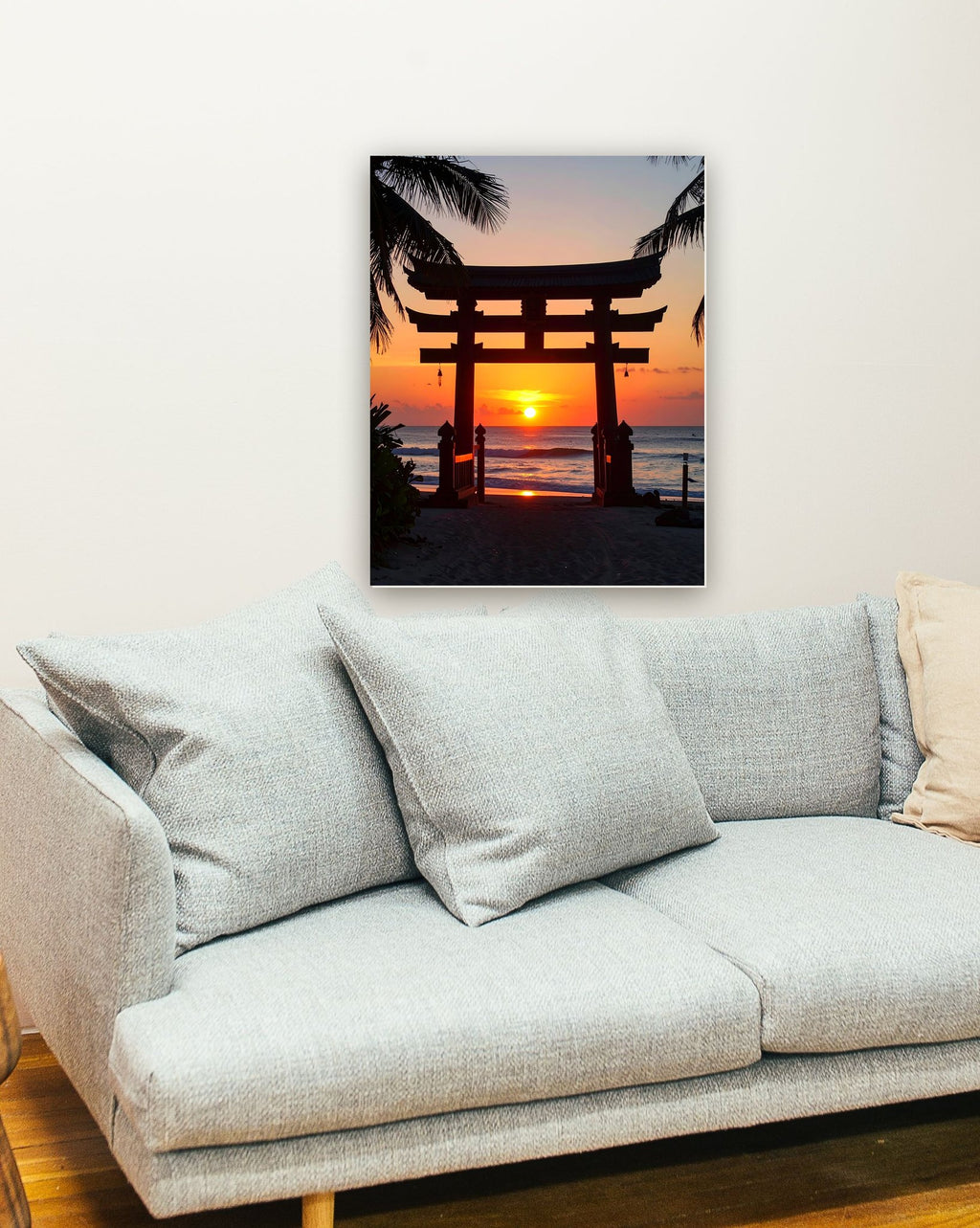 Portão torii tradicional japonês ao pôr do sol na parede de uma sala