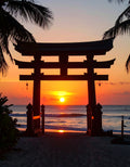 Portão torii tradicional japonês ao pôr do sol