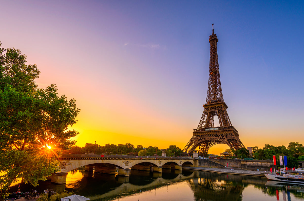 Vista da Torre Eiffel e do rio Sena ao nascer do sol em Paris, França