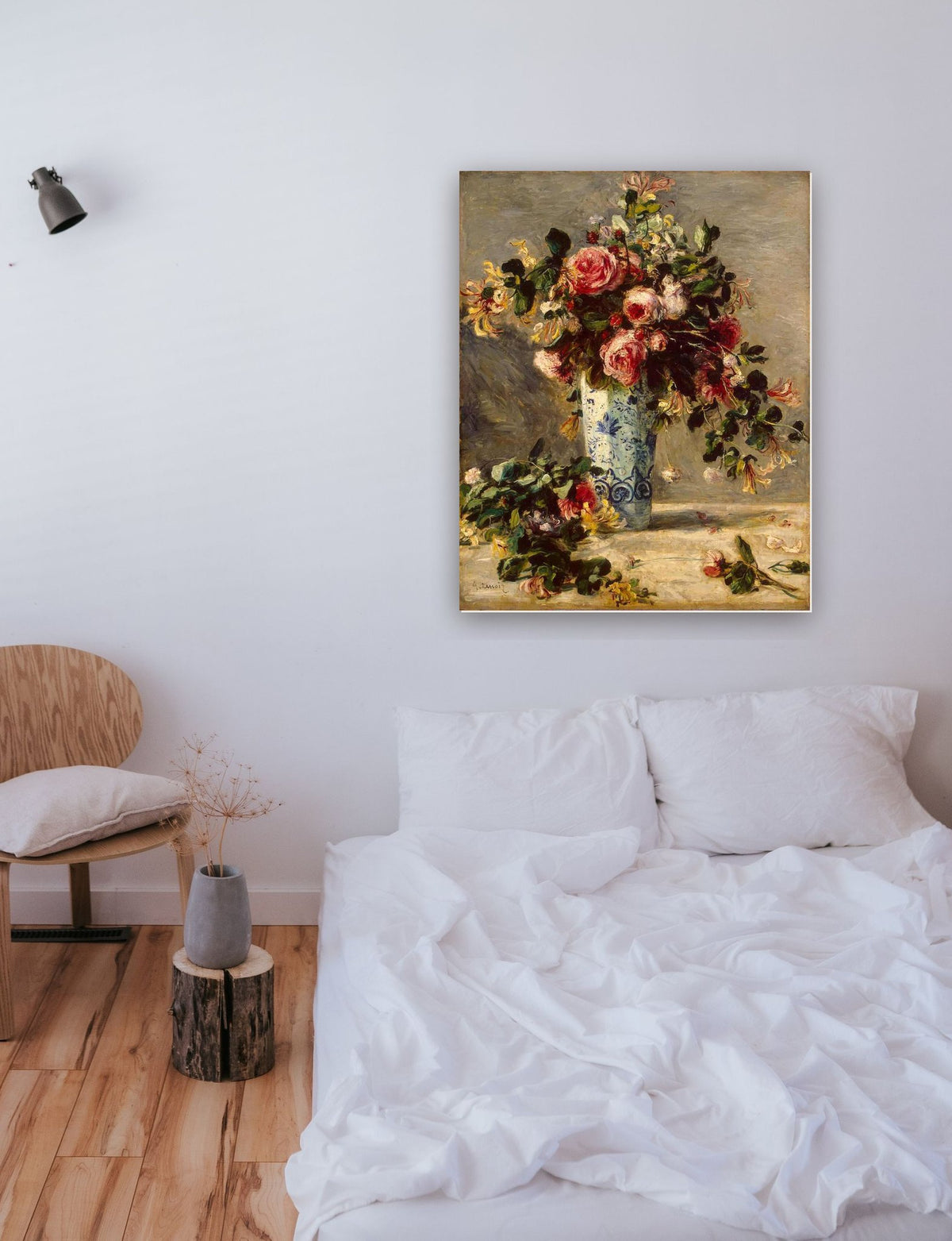 Rosas e Jasmins em um Vaso Delft de Pierre-Auguste Renoir na parede de um quarto