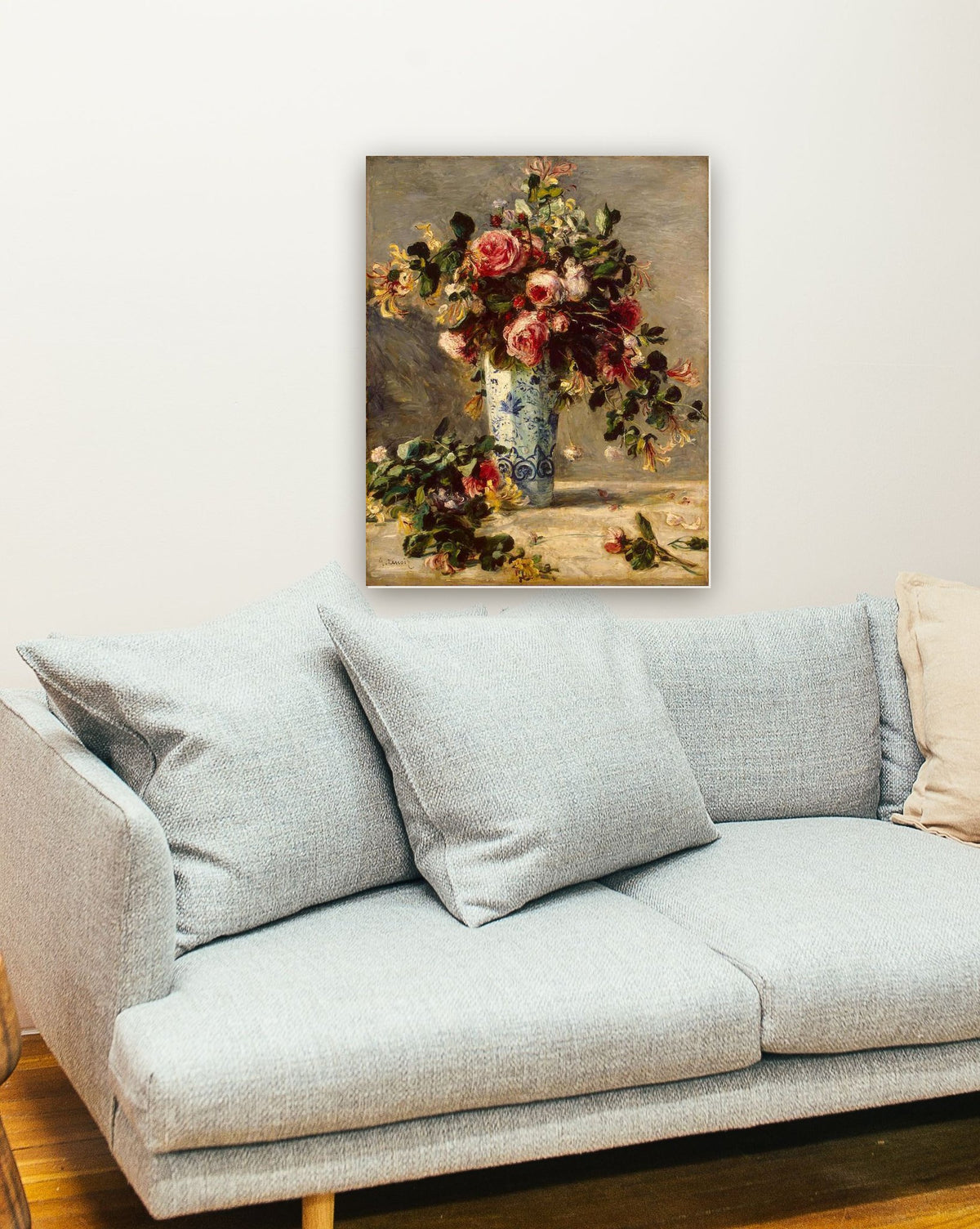 Rosas e Jasmins em um Vaso Delft de Pierre-Auguste Renoir na parede de uma sala