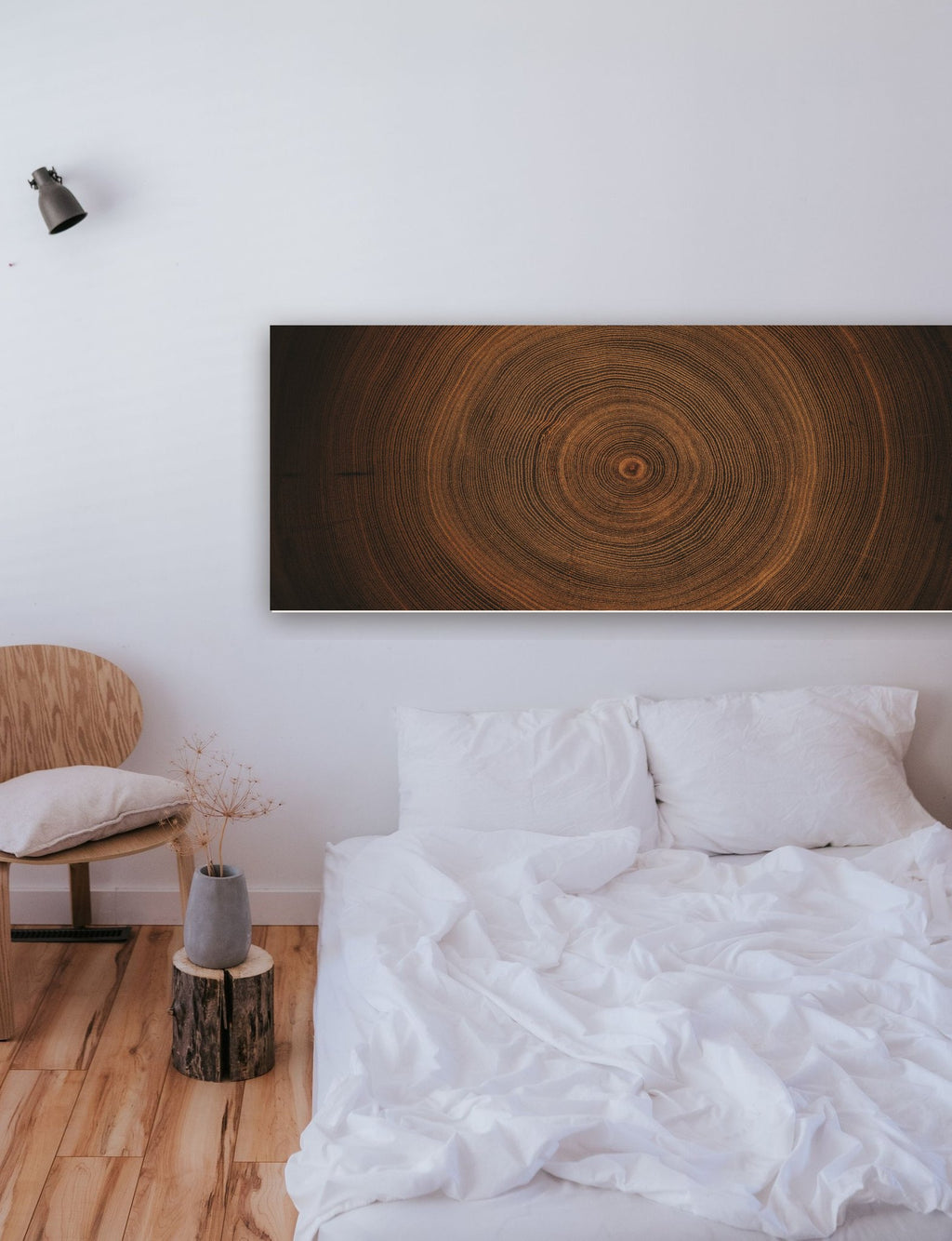 Superfície cortada de um velho carvalho na parede de um quarto