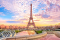 Torre Eiffel ao pôr do sol em Paris, França
