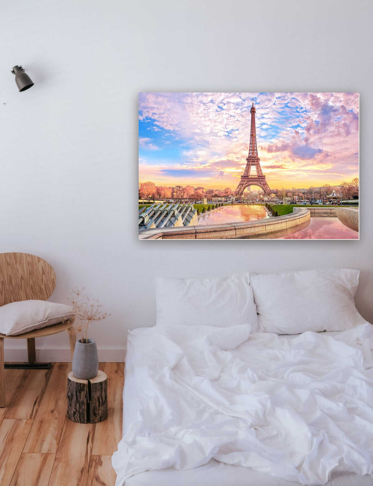 Torre Eiffel ao pôr do sol em Paris, França na parede de um quarto