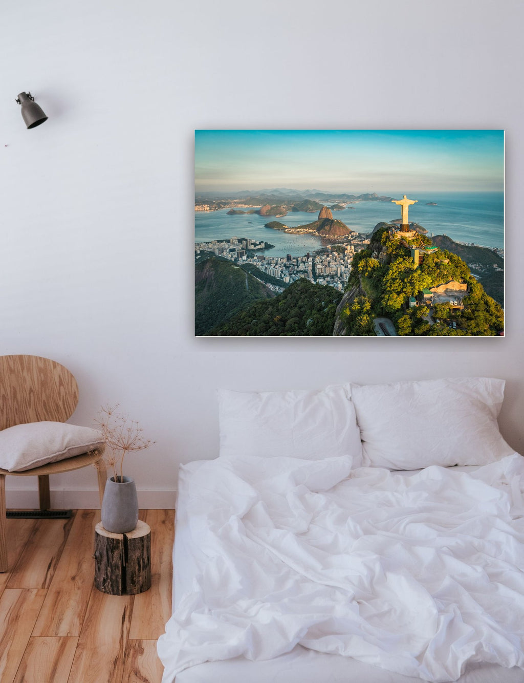 Vista aérea do Cristo e da Baía de Botafogo, Rio de Janeiro - Brasil na parede de um quarto