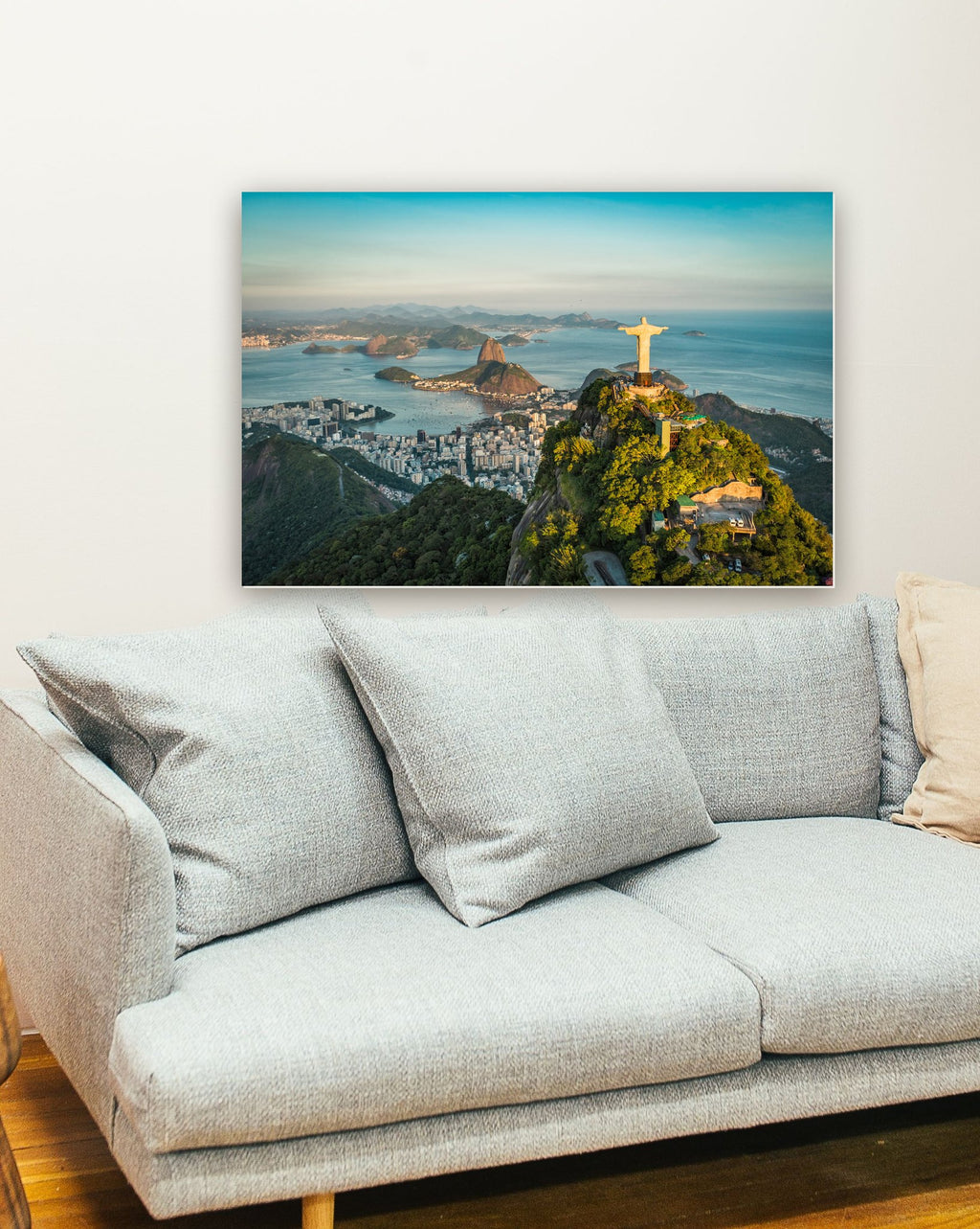 Vista aérea do Cristo e da Baía de Botafogo, Rio de Janeiro - Brasil na parede de uma sala