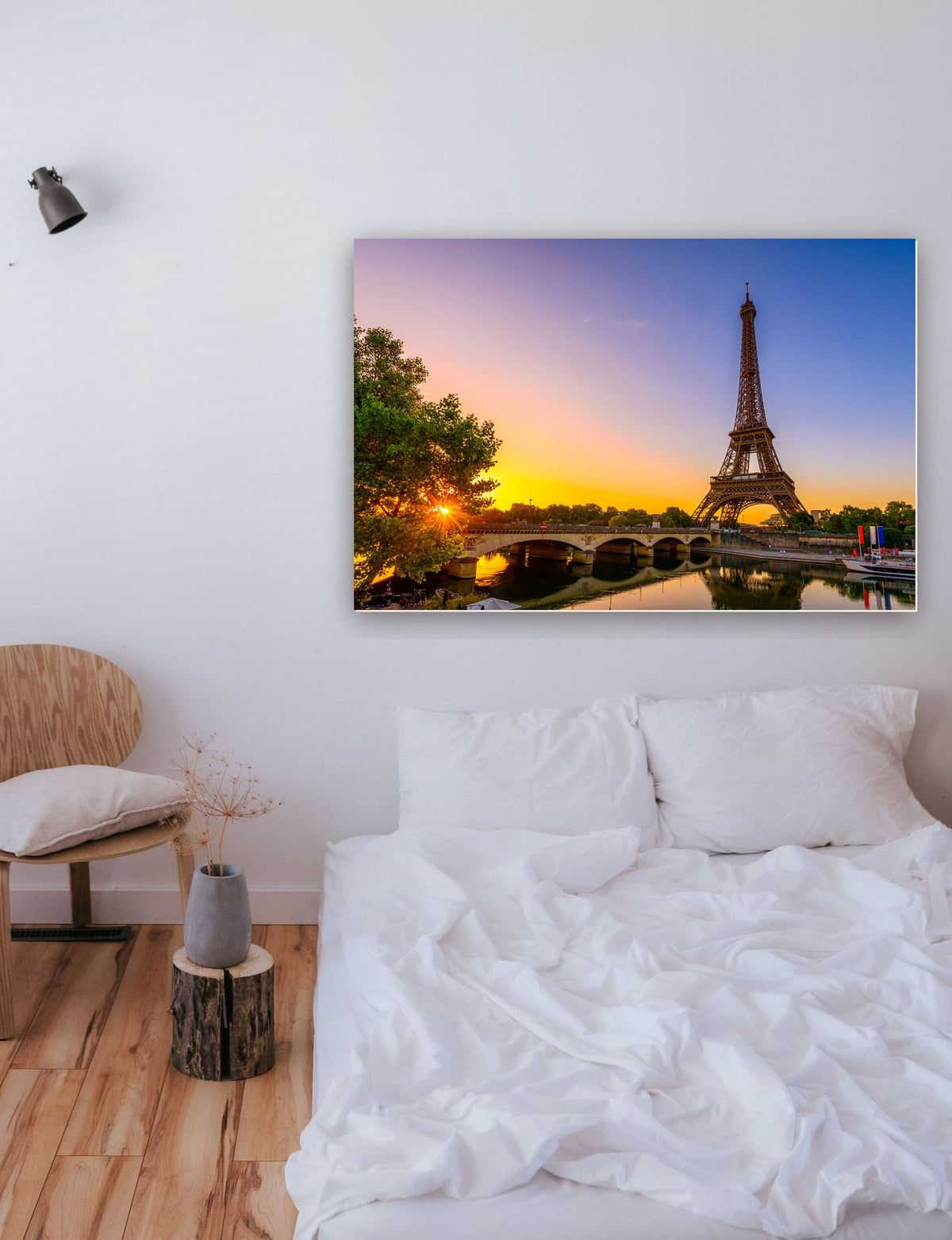Vista da Torre Eiffel e do rio Sena ao nascer do sol em Paris, França na parede de um quarto